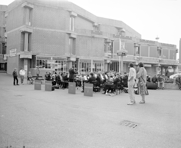884914 Afbeelding van een zomeravondconcert van de Koninklijke Utrechtse P.T.T. Brassband in de 'kuil' bij het ...